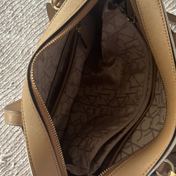 Calvin Klein purse with detachable shoulder strap - Picture 3 of 4